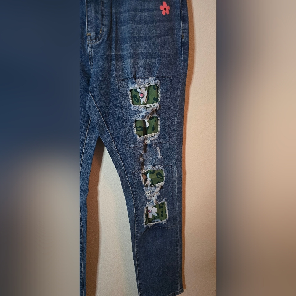 Tres Chic Dark Wash Distressed Floral Patch Boho Casual Festival Jeans New Small - Picture 3 of 5